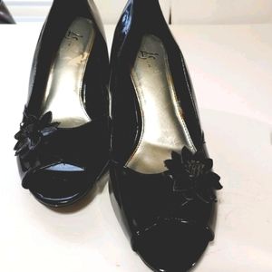 ``S25482 Life Stride Black Patent Leather Pumps